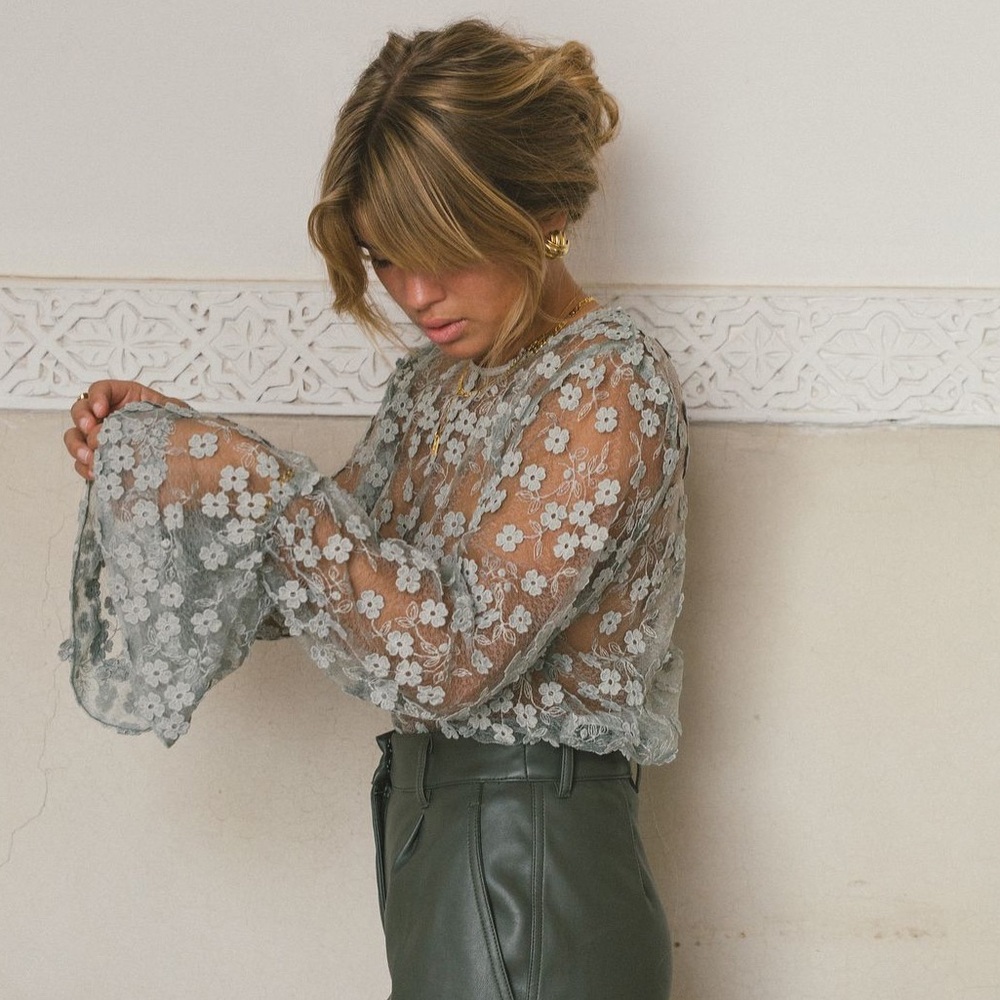 H&M SAGE GREEN DAINTY FLORAL LACE TRUMPET SLEEVE TOP 🫒🍸🎍